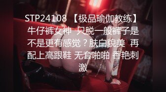 混乱的房间多男女一起嗨皮，前面舔着鸡巴后面让大哥额用道具插逼搅拌，抠弄揉奶浪叫不断，淫声荡语