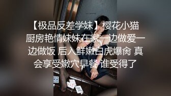 满足不了骚逼女友，只能让她穿着黑丝自慰了，超多水