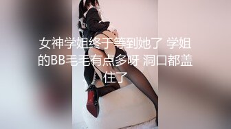 网红脸吊带裙小姐姐 去KTV玩在楼下被抄底穿着微透白内，侧面露毛估计之前刮过毛新长出来的毛从内裤正面顶出来了