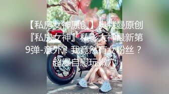  无毛肥逼妹子黑色网袜假屌自慰啪啪，抬起双腿猛操上位骑乘