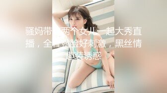 骚货女友想嘴巴含着一个后面插一个