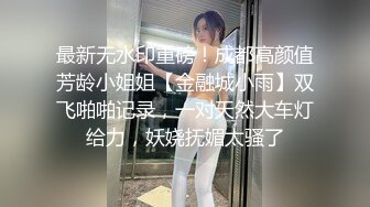 男人的天堂！美女在水上乐园玩滑梯时衣服被水流掀翻露出大奶 围观的男人们都满意的笑了