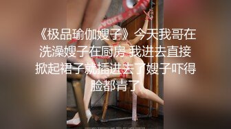 二男同玩甜美小少婦,小鳥依人趴在小哥懷裏玩弄J8,半天不硬,另壹大哥不耐煩了直接後入