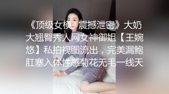 在朋友的家庭影院3P健美选手