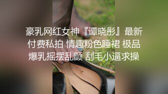  金发眼镜双胞胎姐妹一起露逼诱惑，情趣装撩起衣服翘起屁股摆弄，舌吻互舔逼逼揉捏奶子