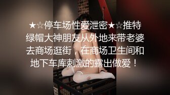   完美御姐气质风骚颜值又高，做爱很主动给大哥交大鸡巴，床上被大哥草着跟狼友互动撩骚