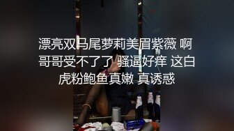 两个风骚少妇的诱惑，全程露脸跟狼友互动撩骚，揉奶玩逼自慰呻吟，淫水都能拉丝了，特写展示