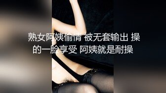 可爱女孩选了一个风景不错的海滩，藏在海石后面 四周看看没人，裸体尿尿，两个奶子和淫穴还很粉呢！