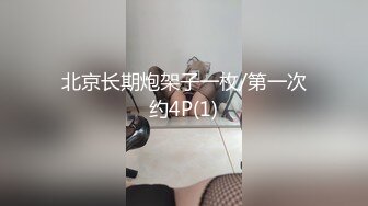 熟透的姐妹花露脸跟狼友互动撩骚听指挥，玩弄骚奶子，用道具插入姐妹骚穴，浪叫呻吟，跟狼友视频指挥看逼逼