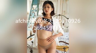 国产CD系列伪娘曦曦连身袜JK服女装 在大马路旁的公厕里自慰