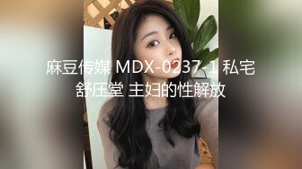 插着肛塞玩弄老婆的骚逼