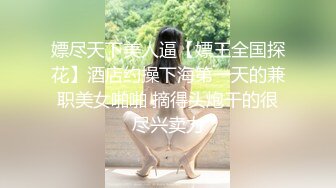 大神网红打卡地尾随偷拍美女裙底风光黄色连衣裙极品气质美女毛漏出来特别多，白色丁字裤