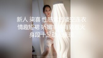  纯欲系极品小女人让大哥在镜头前玩弄，吃奶舔逼道具抽插样子好迷人