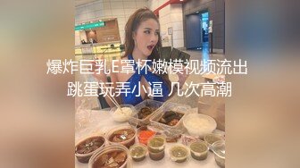 烫发苗条少妇女上位被老公无套操逼，清晰进出阴道