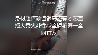 看电视不忘抓着