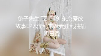 脸上红扑扑极品御姐居家发骚，带子情趣装开档黑丝，坐椅子上抬起双腿假屌爆插