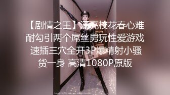  双马尾一线天美穴邻家妹妹型小美女，小小年纪喜欢玩炮击，女仆装翘起圆润美臀