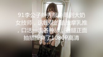 红蚊帐主题情趣套房TP壮实小伙和爱美的骚货女友开房做爱前不停化妆