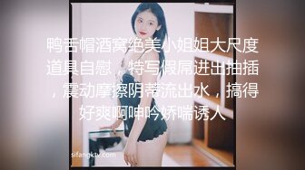 哺乳期短发风骚美少妇  两个大奶子涨奶  挤了一杯乳汁  撩起皮短裙自慰  道具假屌抽插骚穴