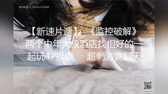 等电梯的少数民族着装美女 我们办公室一朵美丽的石榴花