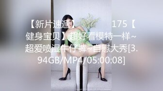 中年美少妇露脸穿着情趣装伺候大哥的鸡巴，深喉舔弄乳交，被大哥压在身下掐着脖子扯耳光爆草