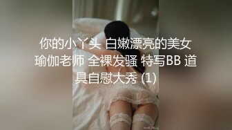 无毛白虎红唇嫩妹独自在家道具自慰，掏出奶子揉搓脱掉丁字裤，近距离特写掰穴，手指扣弄道具插入呻吟娇喘