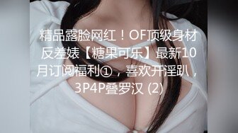 躲在角落偷拍女更衣室的美女少妇换衣服