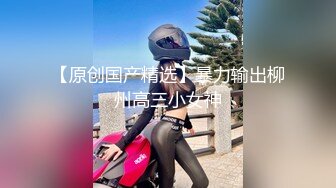 窗户缝偷窥楼下房东刚放学回家的女儿洗澡✿奶子还太小没有发育好