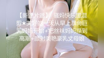 两小伙灌醉迷翻公司的女同事带回酒店爆肛