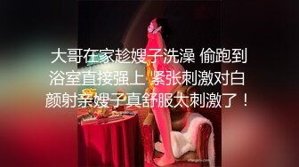 风骚熟女和一帮老男人KTV 秀口活，直接站上桌子就吃鸡巴，旁边还有小哥偷笑！