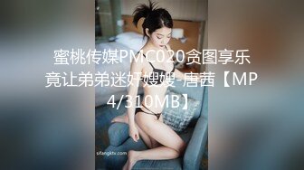 【新速片遞】  写字楼女厕再遇换蓝裙白丝美女前台❤️两片与逼齐平的肥唇让人心痒