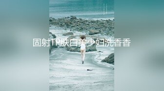  骚妇仰面躺床边舔老公大吊 老公手持自拍杆拍摄 真吊