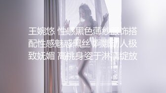 制服黑丝露脸颜值很高的虐逼狂人激情大秀直播，给逼逼里塞鸡蛋和西红柿，再让逼逼吐出来，长茄子插逼真刺激