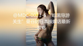 【新速片遞】 这是哪个公司的极品骚妹子上着班就玩，无毛白虎逼展示，后面还有个大哥在工作，揉奶玩逼道具插都喷水了刺激