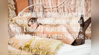 妖艳的美女与男室友玩牌大裸双巨乳