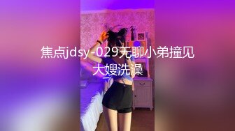 大神一路走一路拍抄底多位漂亮小姐姐还有一位不穿内裤的小兔兔 (4)