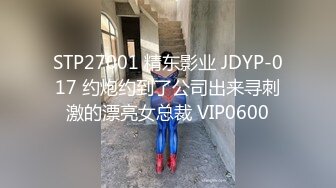 商场女厕 近距离偷拍漂亮白裤子少妇的大黑B.