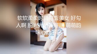 很火的家庭摄像头，美艳少妇搓完澡，哄儿子睡着了，就开始自慰，先是盖着被子不舒服踢开扣穴，手速比我还快！