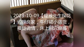 人妻榨汁机跟两个年轻小哥激情3P给狼友看，淫乱的房间被两个小哥各种玩弄，揉奶玩逼道具玩弄，各种蹂躏抽插