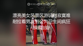  饥渴人妻趁老公不在家偷情邻居大叔，精液狂喷美臀上