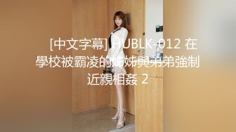  新流出民宿酒店偷拍 逼毛浓密性感苗条美女边看手机边自慰勾引男友来啪啪还没草就流白浆了