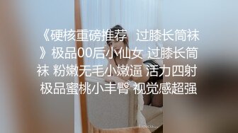 游乐场女厕全景偷拍  半蹲着尿的牛仔裤少妇