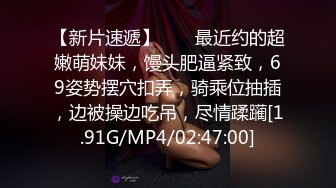 【在线】手机直播年轻巨乳少妇边玩手机边和狼友聊天展示着自己L体Y毛修剪的很整齐很漂亮