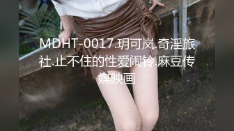 餐厅女厕全景偷拍牛仔裤美女毛毛逼阴唇还不算太黑