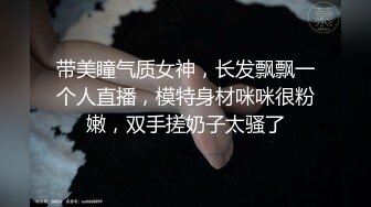 紧身裤极品网红女神，扭腰摆臀很是妖娆，脱光光床上发骚，震动棒猛捅小骚逼，低低娇喘呻吟