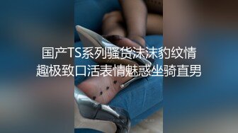 满背纹身吊带长裙！性感少女激情自慰！无毛极品肥穴，地上假屌骑坐