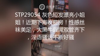 本人比照片还漂亮，皮短裙极品兼职美妞，自带黑丝袜