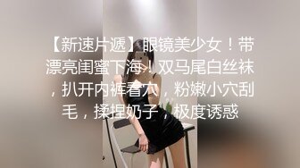 专找老阿姨两个小哥深夜约个少妇3P 解开衣服阿姨很开心 一个摸奶一个扣逼