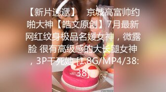  单男约操小夫妻3P，过来先吃点东西再开操，透视装双屌一起舔，前后夹击爆操