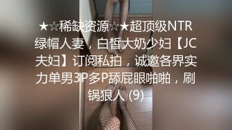 极品厕拍！美女如云服装城坑神逼脸同框偸拍数位漂亮小姐姐方便，亮点多多，颜值小妹干燥使劲拉面目狰狞最后用手抠出来 (2)